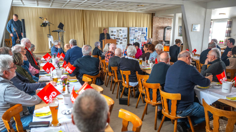 SPD AG 60plus Hof Jubiläum Begrüßung der Teilnehmer durch Peter Jakobi