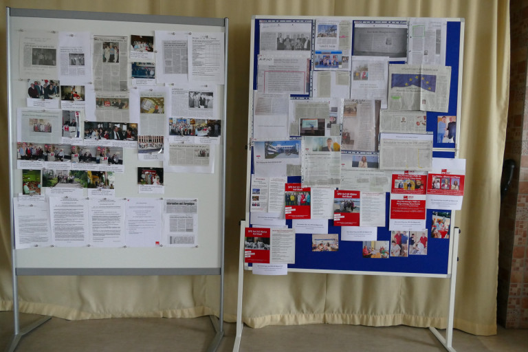 SPD AG 60plus Hof Jubiläum: Stellwände mit Dokumenten, Zeitungsartikeln und Fotos der letzten 30 Jahre